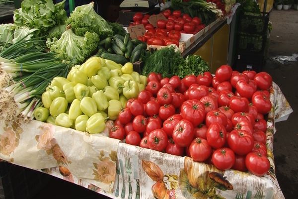 Zeci de ALERTE: fructe și legume cu PESTICIDE, la vânzare în România. MII de produse din CARNE, RETRASE de la raft