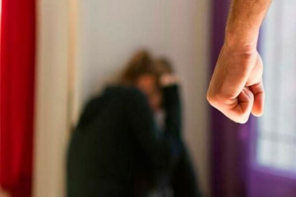 O fetiță de 12 ani din Suceava, umilită și înfometată de asistenții maternali care trebuiau să aibă grijă de ea 