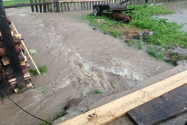 Curți inundate la Poiana Negrii
