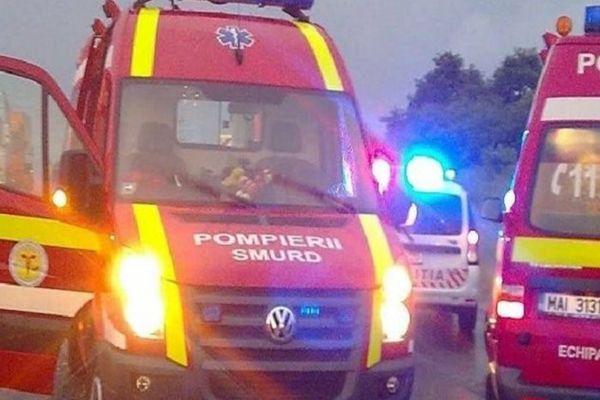 Motivul pentru care un tânăr de 25 de ani a intrat pe contrasens și a tamponat frontal o mașină. Trei persoane au ajuns la spital