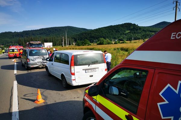 Accident grav - Două microbuze s-au ciocnit - 15 persoane implicate - A fost activat planul roșu de intervenție