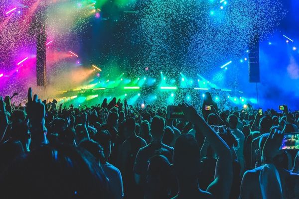 Statul îi va subvenţiona pe artişti şi în timpul măsurilor de relaxare