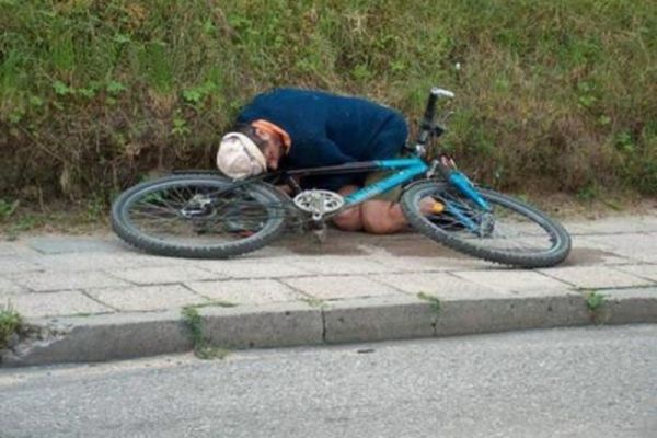 Un bețiv a căzut de pe bicicletă și s-a ales cu dosar penal