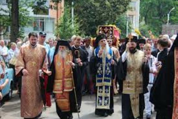 Primarul Sucevei e convins că procesiunea cu moaştele Sfântului Ioan cel Nou a scăpat municipiul de COVID-VIDEO