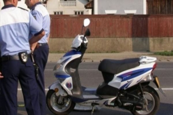 Dosar penal pentru un bărbat care conducea un moped neîmatriculat