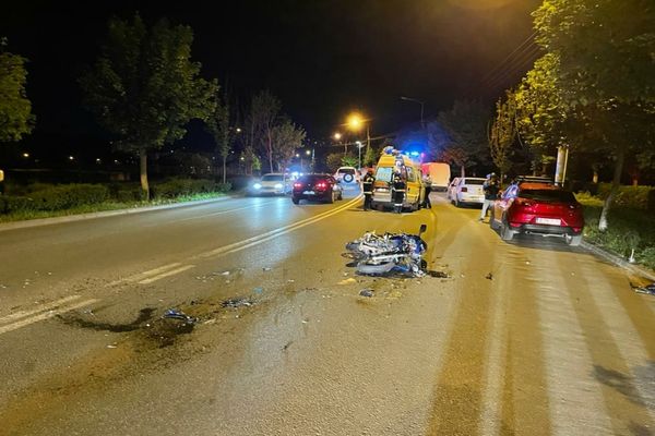 FOTO | Accident în Cluj-Napoca! Un motociclist din Suceava a fost rănit după ce a fost lovit de o maşină