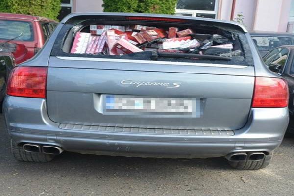 Porsche Cayenne, plin cu ţigări de contrabandă, oprit cu ajutorul dispozitivul anti-pneu