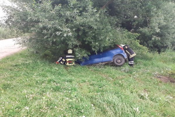 Autoturism ieșit în decor pe raza localității Siret