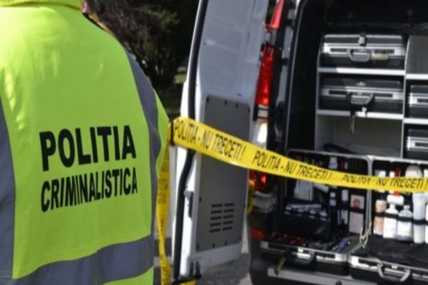 Femeie cu probleme psihice abandonată într-un sac de plastic,  în scara unui bloc din Suceava