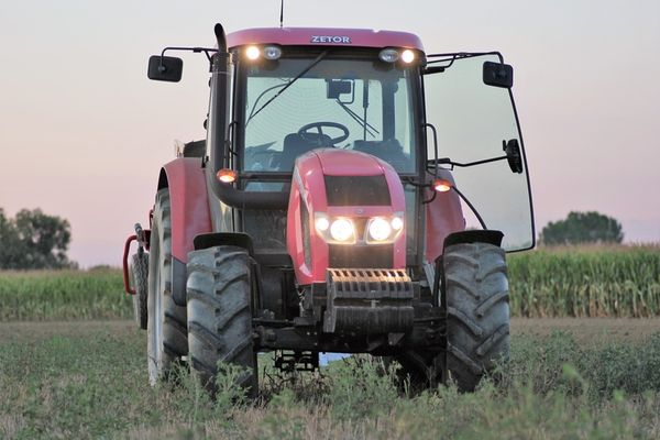 Ultimele oferte în agricultura din România vin de la fermieri: Tractoriștii pot câștiga cel puțin la fel ca în IT în 2021