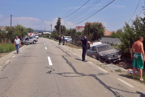 Accident pe DN 17D! O tânără din Vatra Dornei, pasageră într-un autoturism condus de un clujean, la spital