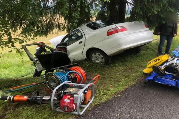 FOTO-S-a oprit cu mașina în copac! A fost nevoie descarcerare