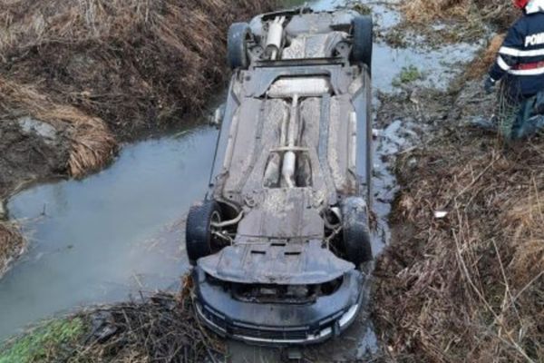 Doi răniți, după ce un tânăr fără permis s-a răsturnat cu mașina în albia unui pârâu. Șoferul și-a petrecut noaptea în arest după ce a fugit de la fața locului, 
