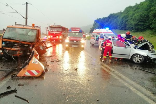 FOTO-Trei persoane au ajuns la spital în urma unui accident la Frasin