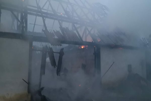 Gospodărie lovită de trăsnet în Burla