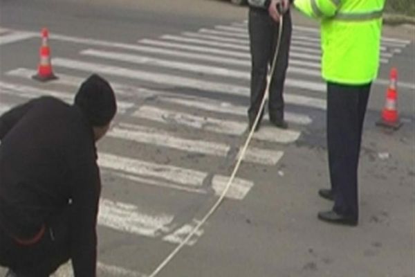 Femeie accidentată pe trecerea pentru pietoni