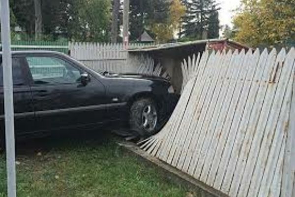 Mort de beat s-a urcat la volan și s-a oprit cu mașina într-un gard de beton