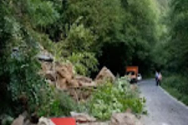 Pericol pe o șosea din jud. Suceava, după o cădere masivă de stânci