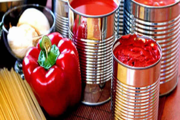 CULISELE STATULUI PARALEL. Fostele fabrici de conserve au ajuns mormane de fier vechi