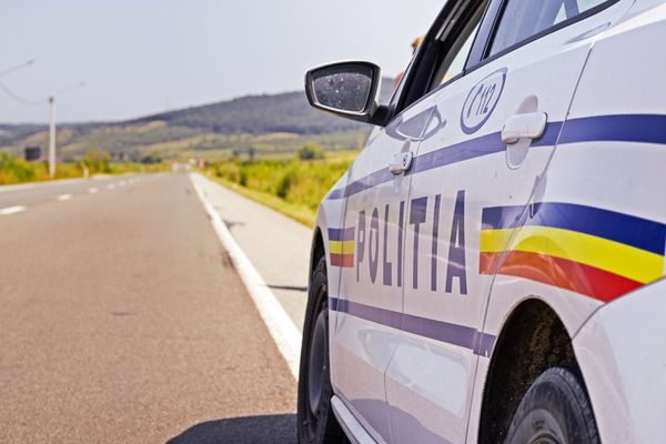 A depășit o colană de mașini și a produs accident.  Cinci persoane au fost transportate la spital