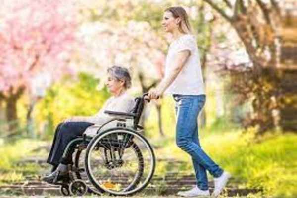 Decizia radicală în Italia. Ce se întâmplă cu badantele dacă nu vor să se vaccineze