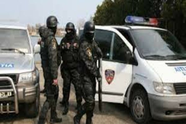 Bătaie și focuri de armă în Răucești! Trei bărbați din Piatra-Neamț și unul din Suceava, arestați