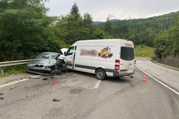 Accident în Tihuța! Un sucevean a intrat cu autoutilitara într-un autoturism condus de un bârgăuan
