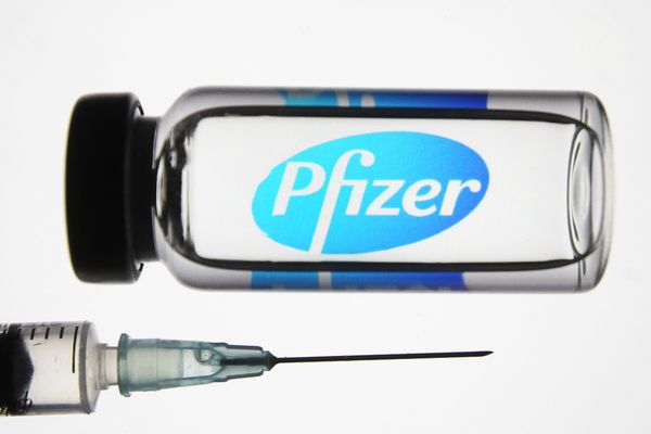 Pfizer a început testarea unui medicament anti-Covid sub formă de pastile