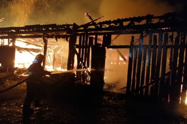 Gospodărie făcută scrum în Ostra! Două persoane au suferit atac de panică (FOTO)