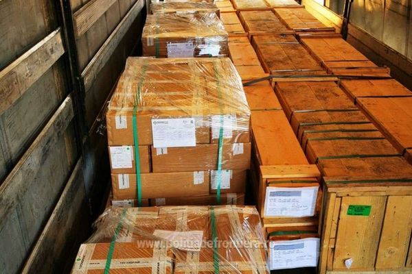 Peste 3.000 articole electronice fără acte, descoperite în camionul unui sucevean