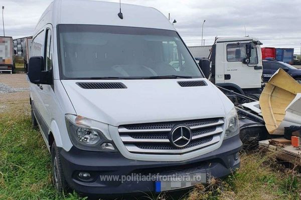 Microbuz furat din Italia, descoperit la Stroiești 