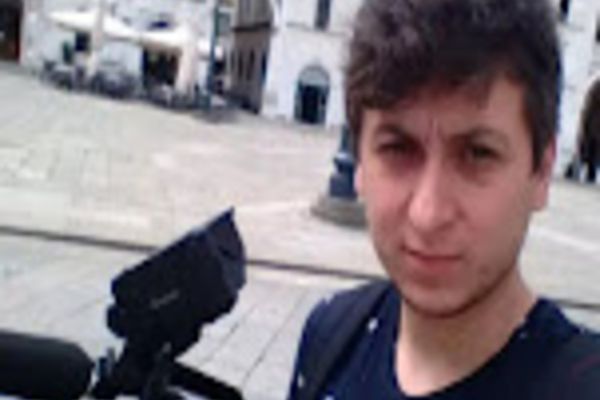 Doi jurnaliști și un activist de mediu, bătuți CRUNT, cu bâte și topoare, de 20 de bărbați când filmau în pădure - Mai mulți atacatori, REȚINUȚI