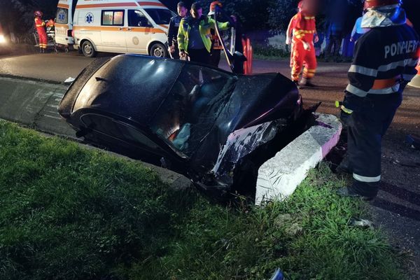 Un bărbat a ajuns la spital după ce a intrat cu mașina într-un cap de pod- FOTO