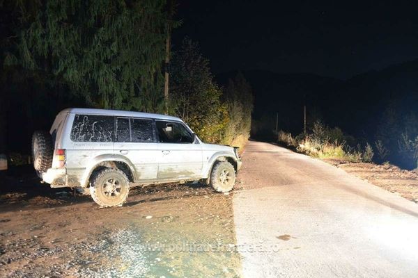 Colete cu țigări de contrabandă descoperite într-un autoturism de teren abandonat