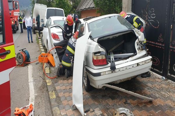 FOTO- Accident cu victimă încarcerată la Gura Humorului