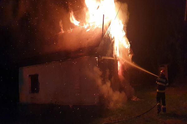 FOTO-Incendiu la o gospodărie din Gura Humorului