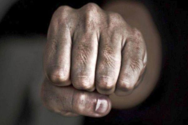 Bărbat violent, evacuat cu forța din locuință