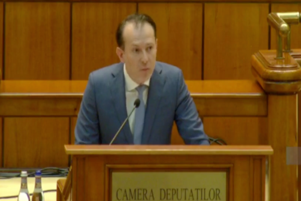 A început dezbaterea moțiunii de cenzură. Premierul, HUIDUIT la scenă deschisă, în Parlament