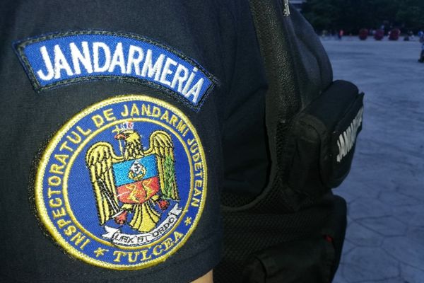 VIDEO-Incidente la protestul anti vaccin de aseară de la Rădăuți: un protestatar s-a urcat pe o mașină, jandarmii au folosit spray lacrimogen și au fost atacați cu o petardă