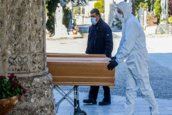 COVID-19. Cel mai mare număr de decese, de la începutul pandemiei! Învins de virus a fost și un bebeluș care avea și alte afecțiuni