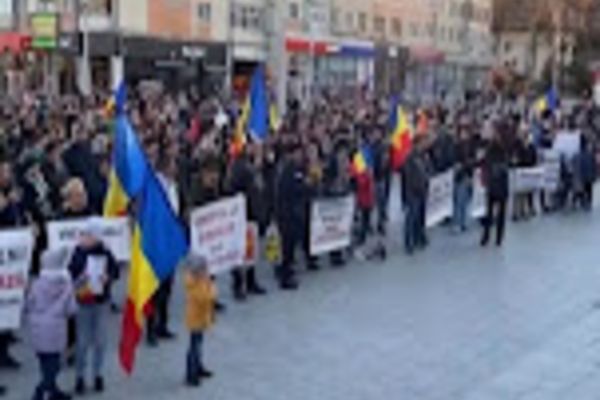 VIDEO - Protest masiv la Suceava față de certificatul verde și cursurile online