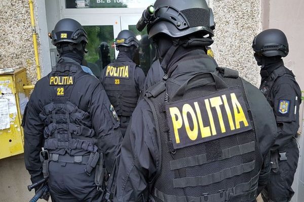 8 rețineri într-un dosar de CONTRABANDĂ  și TRAFIC DE MIGRANȚI