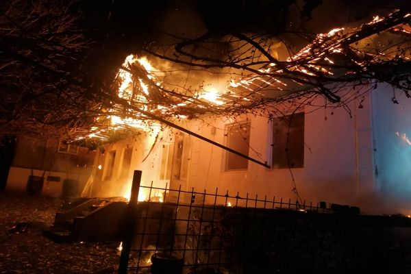 Incendiu violent la o gospodărie din Țarna Mare (FOTO)