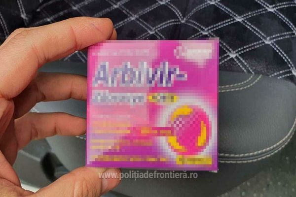 7.000 de capsule de Arbidol, ascunse în plafonul unui microbuz, descoperite în vamă