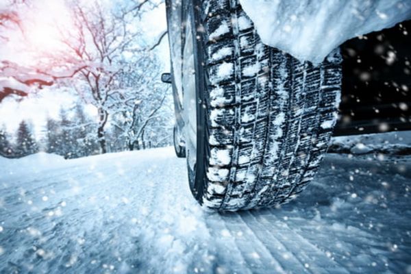 Polițiștii recomandă conducătorilor auto sa aibă montate la autovehicule anvelopele de iarnă