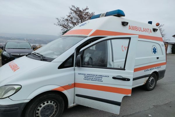 O ambulanță aflată în misiune a luat foc în mers, pe un drum din Suceava