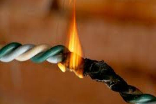 ATENȚIE! Nu folosiți instalații electrice improvizate! 