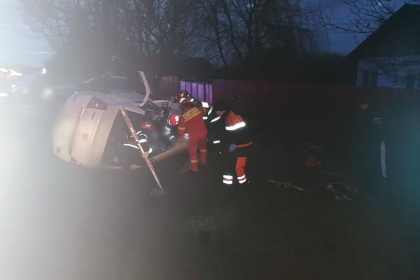 IMPACT NIMICITOR între o ambulanță și un autoturism! O femeie și-a pierdut viața! FOTO-VIDEO