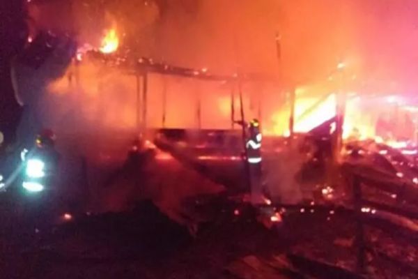 INCENDIU violent la Câmpulung Moldovenesc: 4 victime cu ARSURI au ajuns la spital - Imagini dramatice