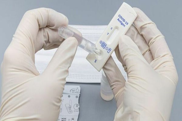 86 de cazuri de elevi pozitivi COVID, detectate în prima zi de testare cu salivă